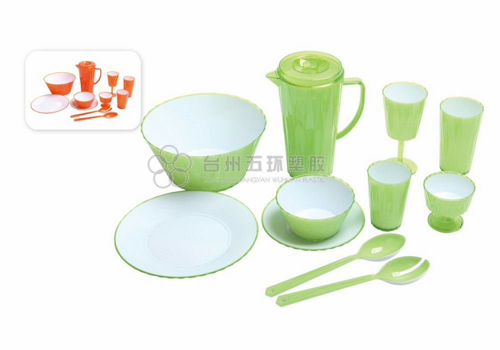 Picnic plates and cutlery set