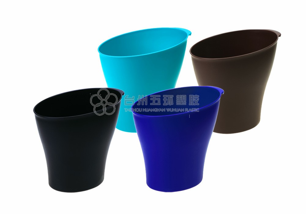 Plastic trash can without lid