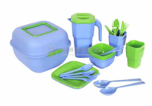 Plastic picnic tableware with Salad Plates, Forks, Knives, Spoons